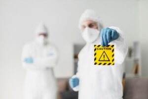 Qué es un riesgo biológico y cómo proteger a tu equipo con una estrategia de seguridad laboral eficaz